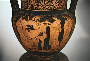 Krater de figuras vermelhas, retratando guerreiro retornando da batalha