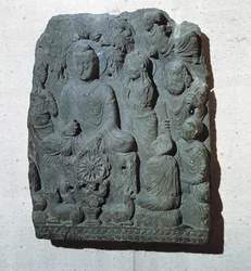 Alívio do "Buda do Futuro", ou Bodhisattva Maitreya, século II dC (pedra)