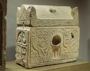 Relicário em forma de sarcófago, Symar, séc. VI-VII (basalto)