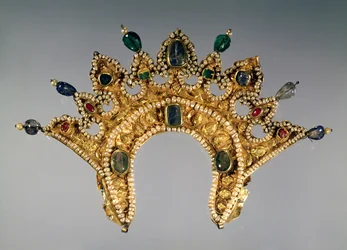Diadema russo, ouro cravejado de pérolas e gemas semipreciosas, início do século XVII