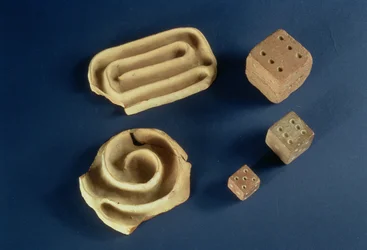 Dados de arenito e jogo de labirinto de terracota, Harappa, 2300-1750 aC