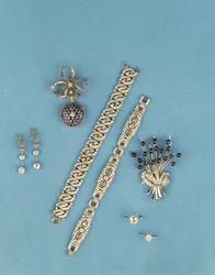Seleção de jóias Art Déco: pulseiras de link; safira e relógio de diamante; anéis solitários; broche de spray de safira cabuchon (diamante)