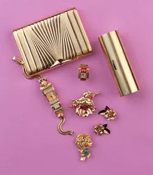 Seleção de joias Art Déco: duas cigarreiras; broche floral e brincos com cachos de rubis; relógio de cocktail em ouro