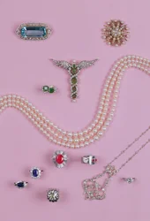 Seleção de jóias vitorianas e eduardianas: broche de água-marinha, broche estrela de dez pontas, pingente de diamante e platina, safira, rubi e esmeralda