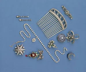 Seleção de jóias com diamantes: pente de cabelo; colar de pinça graduada; broche de safira crescente; pingente de carbúnculo de esmalte; relógio de bolso; broche de estrelas