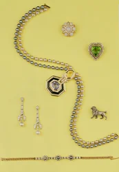 Seleção de joias: colar de pérolas cultivadas em estilo art déco com safiras amarelas e azuis; Brincos com diamantes e pingente de pérola; broche estrela opala e rosa diamante cluster; broche de poodle diamante rosa