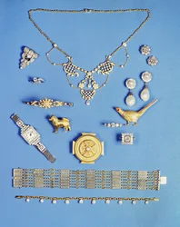 Seleção de joalharia: pingente de pérola e ouro; Broche de broche de diamantes art déco; brincos de pérola; Broche de ouro estilo celta; Pulseira de corrente eduardiana; broche de faisão; meia pérola ouro articulada pulseira