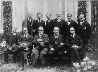 Sigmund Freud com colegas num congresso psicanalítico em Haia, 1920