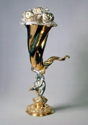 Copo de pé em prata dourada em forma de cornucópia, com decoração em repuxado de D. T. Moye, Hamburgo, início do século XVII