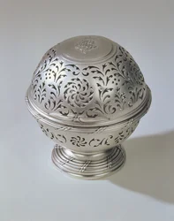 Caixa de sabão, parte de um conjunto com jarro e bacia, por Francis Riel, Paris, 1771
