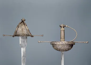Espadas: pinças de aço cinzeladas; punhal canhoto assinado `Antonio Cilenta de Neapoli fecit, ambos do século XVII