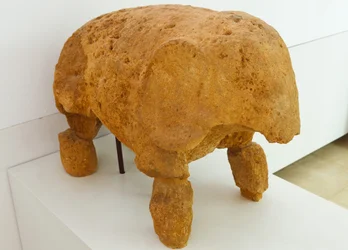 O Complexo Arqueológico, Carmona, Província de Sevilha, Espanha. Escultura no museu de um elefante encontrado no túmulo do elefante na necrópole romana.