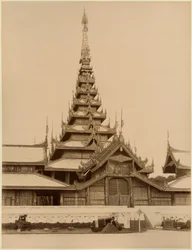 O Myei-nan ou Main Audience Hall, no palácio de Mandalay, Birmânia, final do século XIX (impressão albumen)