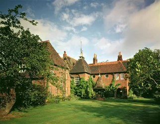 Vista do exterior da Casa Vermelha, Bexleyheath, projetada por William Morris (1834-96) com Philip Webb como arquiteto, concluída em 1859
