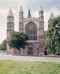 Vista da frente oeste da Catedral de Rochester, construída c.1150