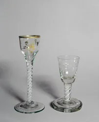 Copo de vinho com decoração dourada, taça de vidro de disparo e haste de torção opaca, c.1760