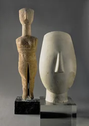 (Lto R) Figurina com braços cruzados, cicládica; cabeça de mulher, fragmento de estátua, de Keros, Período Cicládico II Primitivo c.2700-2400 a.C. (mármore)