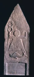 00357 Estela votiva representando Tanit, deusa de Cartago, segurando um caduceu com um golfinho e uma inscrição abaixo, fenício, de Tophet El-Horfa, Argélia, século II a I AC (calcário)