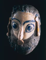 00367 Pendente de cabeça barbada, de Cartago, Tunísia, fenício, século 4 a 3 a.C. (vidro com núcleo de areia)
