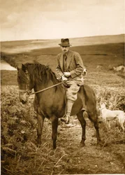 O 10.º duque de Devonshire a cavalo em Bolton Moor, finais da década de 1940