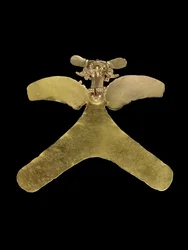 Pendente aviforme de ouro da Costa Rica, a ave de rapina fundida com um bico vazado e a agarrar um pequeno animal de cauda enrolada, c. 800-1200
