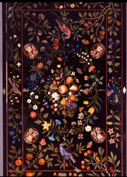 Um tampo de mesa em pietra dura florentino incrustado com vários mármores e lápis-lazúli centrado por uma exibição de frutas, c.1670