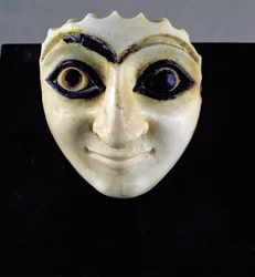 A Head of a Figure from The Temple of Nini-zaza, Mari, 2600 AC (alabastro e lápis lazúli)