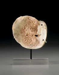 Uma concha maia peitoral com o tronco do perfil de um dignitário, c.450-650