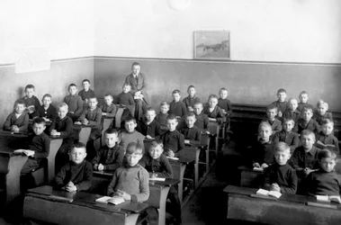 Uma turma de rapazes, os rapazes da escola estão fardados.