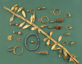 Uma coleção de jóias helenísticas, bizantinas e romanas, incluindo um diadema de folhas de ouro, uma pulseira de prata do Mediterrâneo Oriental, pingentes em lua crescente e uma fíbula de ouro, que vai do século 3 ao século 1 d.C. (ouro, prata)