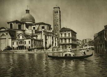 Uma gôndola no Grande Canal em frente à Igreja de São Jeremias (San geremia), no bairro de Cannaregio. Fotografia de Veneza por Wilhelm Bode