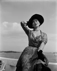 Uma modelo com moda Christian Dior em Veneza, 3 de junho de 1951: luvas e chapéu pretos