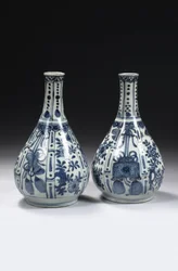 Um par de vasos de garrafa azuis e brancos chineses "kraak porselein", período Wanli, 1573-1619