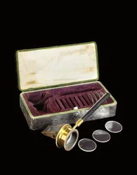 Um oftalmoscópio raro com padrão Helmholtz, c.1852 (instrumento de latão e ébano com lentes de vidro em caixa de couro sintético forrado de seda)