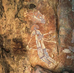 Arte rupestre aborígine de mulher e criança mítica em Njambolmi, perto de Nourlangie, Arnhem Land, NT, Austrália