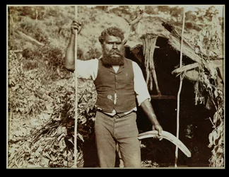 Aborígene com um bumerangue, c.1860s (foto sépia)