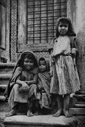 África. Árabes da rua Mendicant à porta de uma mesquita em Tunis. 1920
