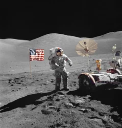 O astronauta Eugene Cernan caminha em direcção à LRV durante a EVA