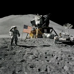 Astronauta Jim Irwin saudando a bandeira americana durante a missão Apollo 15