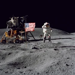 O astronauta John W. Young saúda a bandeira dos Estados Unidos durante a missão Apollo 16
