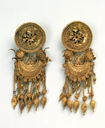 Brincos áticos decorados com granulação em filigrana e esmalte, do Reino Bosporano, primeira metade do século IV a.C. (ouro e esmalte)