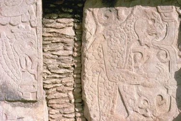 Bas relief retratando onças-pintadas que arrancam corações humanos de vítimas de sacrifícios (pedra)