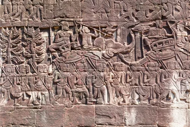 Relevos baixos no lado oeste do Templo Bayon representando soldados Khmer em marcha, sítio arqueológico de Angkor, Camboja (foto)