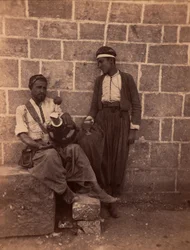 Comerciantes de limonada de Beirute. Fotografia de Charles Lallemand (1826-1904) em "Syria, costumes, viagens e paisagens". 1865. Coleção particular.