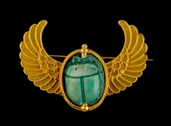 Escaravelho de esteatita vitrificada azul em um pino alado ouro