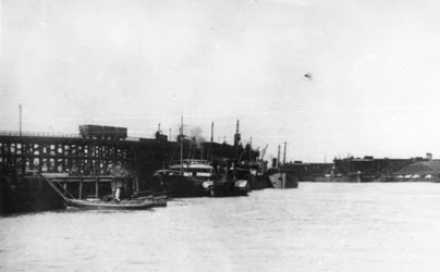 Blyth Harbour, mostrando uma quantidade de mineiros ao lado de Blyth Staiths com um lançamento da Comissão do Porto em primeiro plano