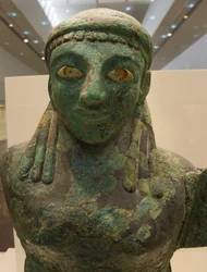 Figura alada feminina de bronze (590 AC - 580 AC), Museu Olympia, Olympia (???????), Peloponeso, Grécia (foto)