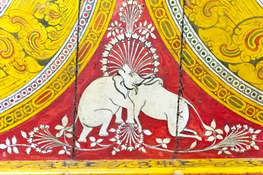 Pintura budista sobre madeira; ilusão de óptica; elefante e vaca com apenas uma cabeça; Templo Dowa; templo de pedra; Bandarawela; Província de Badulla; Província de Uva; Sri Lanka; Ásia