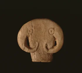 Amuleto de cabeça de touro, egípcio pré-dinástico, Naqada IIa, c.3500 aC (marfim de hipopótamo)