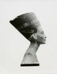 Busto da rainha Nefertiti, vista lateral, cópia do busto no Museu Egípcio, SMPK, Berlim